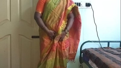 India desi teenijanna näitab oma looduslikke rindu koduomanikule