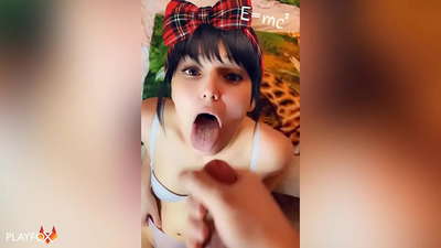 Keskkooli tüdruk saab oma esimese sperma suhu klassikaaslaselt