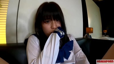 18-aastane väikeste tissidega jaapani tüdruk pritsib ja orgastab sõrmega keppimise ja seksimänguasjaga. Aasia tüdruk kooli cosplay kostüümis annab amatöörvideos blowjobi. Mao 7 OSAKAPORN.